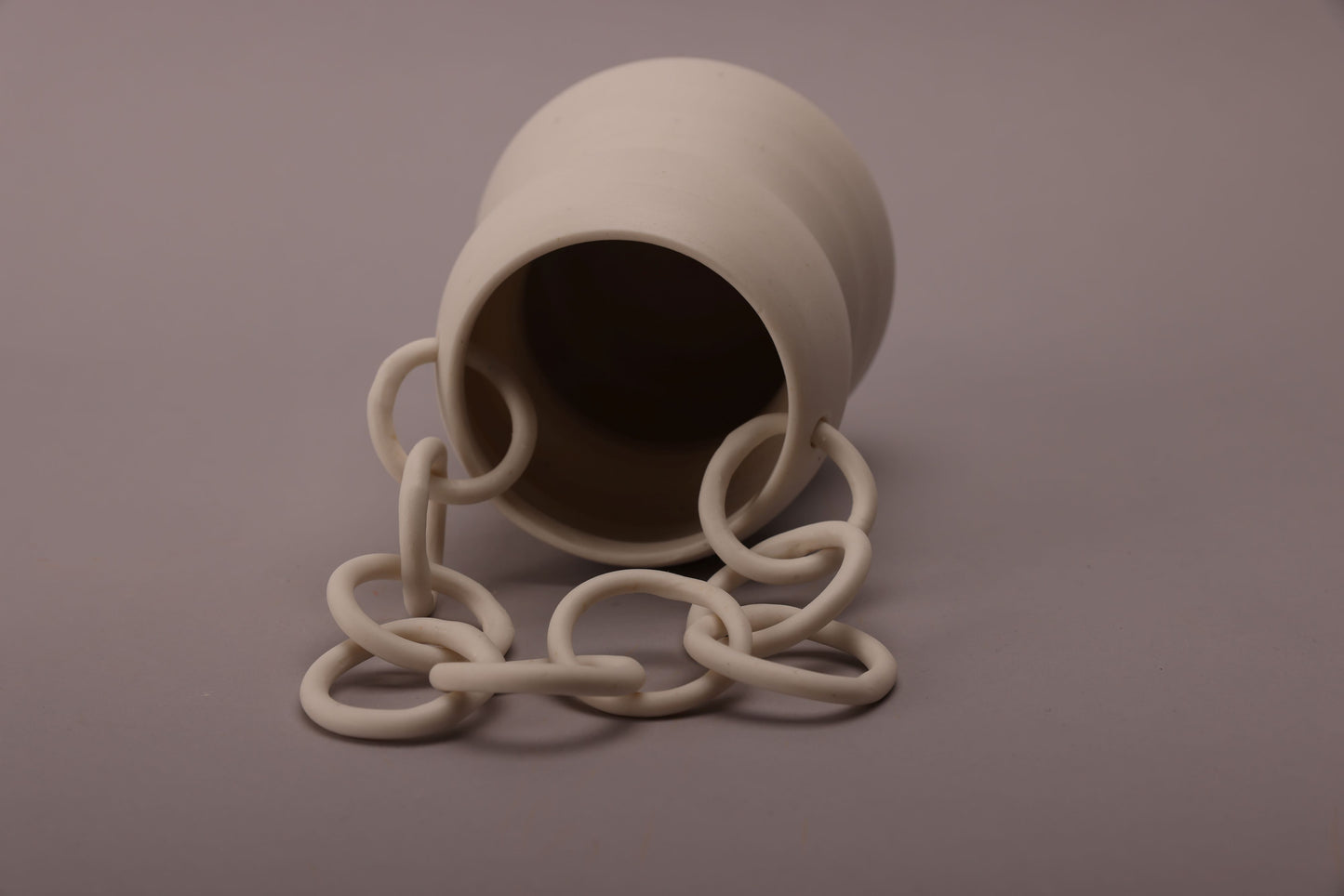 Porcelain chain vase